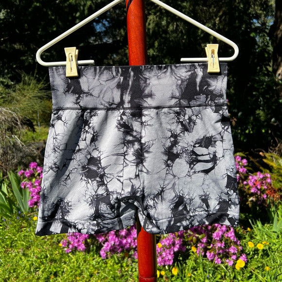 Amazon Scrunch Work-out shorts - Picture 4 of 5